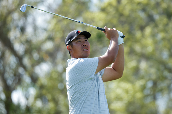 Korea's An Byeong-hun hits a tee shot on the seventh hole during the second round of the Arnold Palmer Invitational presented by Mastercard at Arnold Palmer Bay Hill Golf Course on Friday in Orlando, Florida. [AFP/YONHAP]
