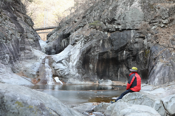 Uljin's Deokgu Valley, a moderate hiking trail that takes about an hour to the top [GNC 21] 