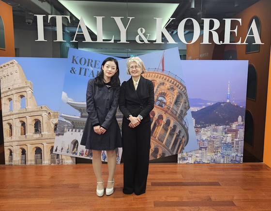 Ambassador of Italy to Korea Emilia Gatto, right, and the winner of this year's ″Ambassador for a Day″ event, Ewha Womans University student Jennifer Yaewon Lee, pose for a photo at the Italian Embassy in Seoul in Yongsan District, central Seoul, on Monday. [EMBASSY OF ITALY]
