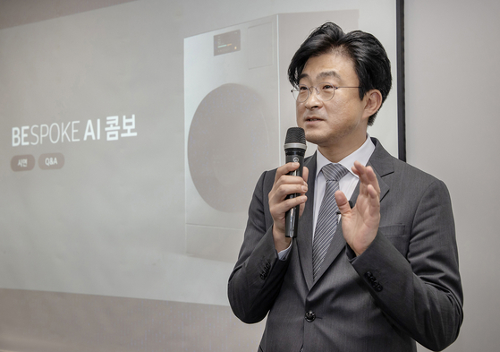 Samsung Electronics Executive Vice President Lee Moo-hyung speaks to press about the Bespoke AI Combo in Seoul on Monday. [SAMSUNG ELECTRONICS]