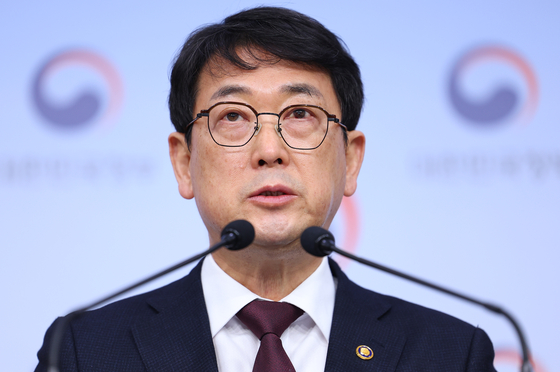 Choi Eung-chon, head of the Cultural Heritage Administration, speaks during the press briefing held on Thursday in central Seoul. [YONHAP] 