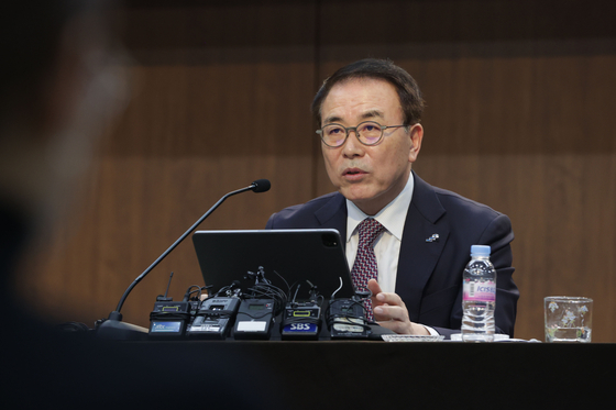 Korea Federation of Banks Cho Yong-byoung speaks during a press conference held Monday at the federation's headquarters in central Seoul. [YONHAP]