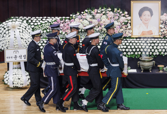 Members of the Ministry of Defense's honor guard carry the coffin of Son Myung-soon, widow of former President Kim Young-sam, at her funeral ceremony held at the National Cemetery in Dongjak District, southern Seoul, on Monday morning. Son died at the age of 95 at Seoul National University Hospital last Thursday. [YONHAP]