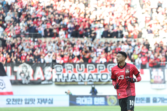 FC Seoul midfielder Jesse Lingard comes on in a K League 1 match against Incheon United at Seoul World Cup Stadium in western Seoul on Sunday. [YONHAP]