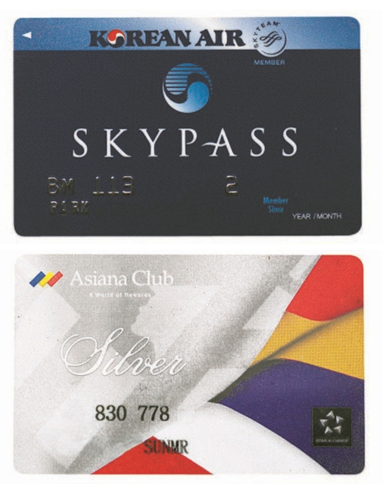 Korean Air and Asiana Airlines' mileage cards [JOONGANG PHOTO]