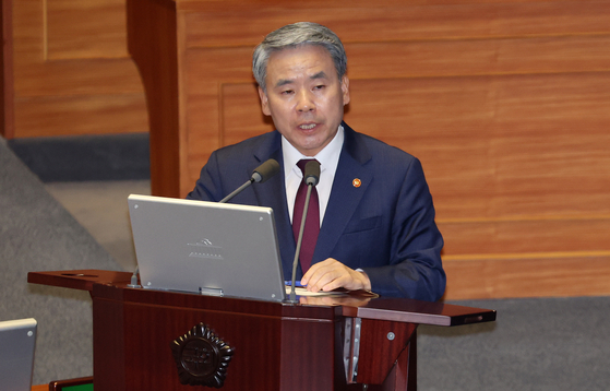 Former Defense Minister Lee Jong-sup speaks at the National Assembly in the National Assembly in western Seoul in last September. [YONHAP]