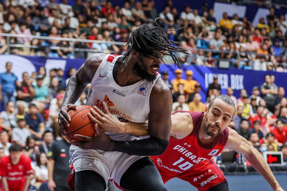 Jameel Warney of the Seoul SK Knights, left, vies against Xavier Cooks of Chiba Jets during the East Asia Super League final at Lapu-lapu Hoops Dome in the Philippines on Sunday. [XINHUA/YONHAP] 