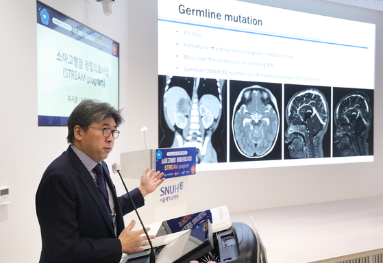 Prof. Phi Ji-hoon, a pediatrician at the Rare Disease Center of Seoul National University Hospital, speaks at a session for ″Lee Kun-hee Project″ to help pediatric cancer patients receive precise diagnosis and treatment in February. [JANG JIN-YOUNG] 