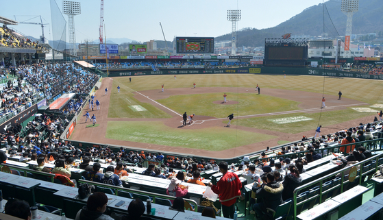 Hanwha Eagles fans fill Hanwha Life Eagles Park in Daejeon for a preseason exhibition game against the Samsung Lions on Saturday.  [JOONGANG ILBO]