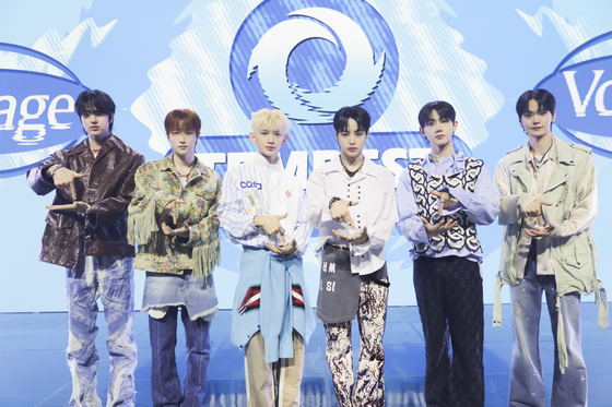 Boy band Tempest poses for the camera during a press showcase for the band's latest album ″Tempest Voyage″ held at the Yes24 Live Hall in Gwangjin District, eastern Seoul on Monday [YUE HUA ENTERTAINMENT]