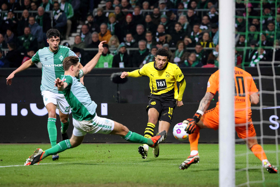 Borrusia Dortmund's Jadon Sancho, second from right, shoots during a Bundesliga match against Werder Bremen in Bremen, Germany on Saturday. [AFP/YONHAP]
