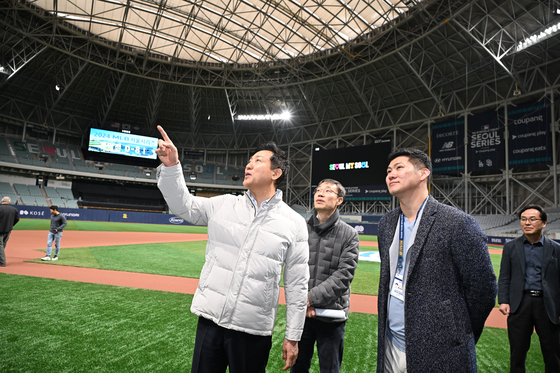 Seoul Mayor Oh Se-hoon, far left, looks around Gocheok Sky Dome in Guro District, western Seoul, on Tuesday. The baseball stadium has been revamped ahead of the country's first-ever opening of the MLB regular season on March 20 and 21. [SEOUL METROPOLITAN GOVERNMENT]