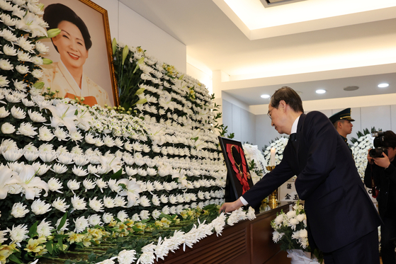 Prime Minister Han Duck-soo, right, pays respects at the memorial altar for Son Myung-soon, widow of late President Kim Young-sam, at the funeral hall at Seoul National University Hospital in Jongno District, central Seoul, Friday. [JOINT PRESS CORPS]