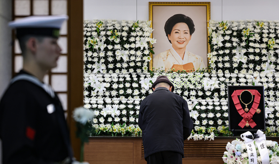 Mourners pay their respects at the memorial altar for Son Myung-soon, widow of former President Kim Young-sam, at the funeral hall at Seoul National University Hospital in Jongno District, central Seoul, on Sunday. Son died on Thursday at the age of 95 and her funeral procession will take place on Monday. [NEWS1]
