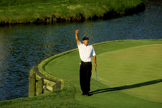 Tiger Woods celebrates making his “better than most” putt at the 17th hole during the third round of The Players Championship at the TPC Stadium course on March 24, 2001 in Ponte Vedra Beach, Florida. [GETTY IMAGES]