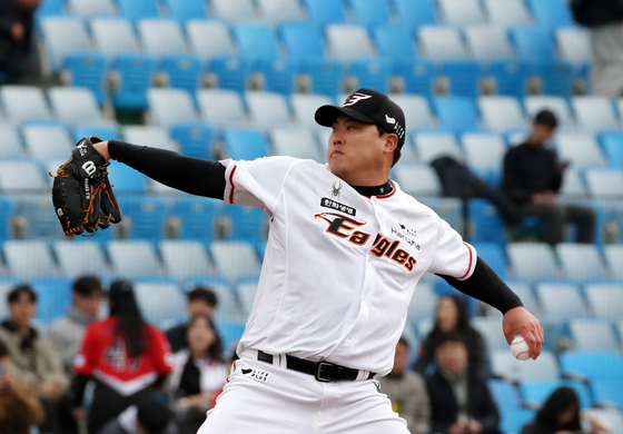Ryu Hyun-jin pitches in an exhibition game between the Kia Tigers and Hanwha Eagles at Hanwha Life Eagles Park in Daejeon on Tuesday.  [NEWS1]