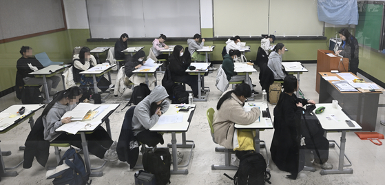 Takers of the Korea's College Scholastic Ability Test (CSAT) study before the test begins at Daegu Girl's High School on Nov. 16, 2023. [NEWS1] 