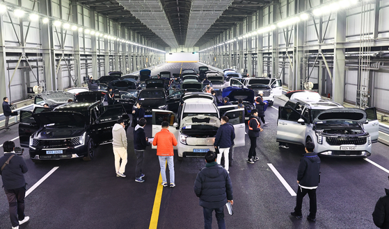 A total of of 13 judges of the JoongAng Ilbo's Car of the Year award inspect cars at the Korea Automobile Testing & Research Institute (Katri) in Hwaseong, Gyeonggi, on Feb. 17. [KIM JONG-HO]