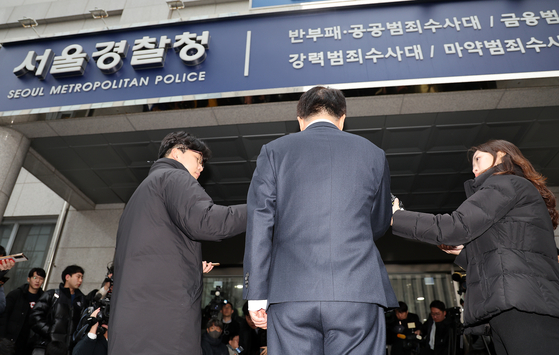 Lim Hyun-taek, president of Korean Pediatric Association, attends a police questioning at the Seoul Metropolitan Agency in Mapo District, western Seoul on Tuesday. The Health Ministry accused Lim on the charges of instigating trainee doctors’ collective actions. [NEWS1]