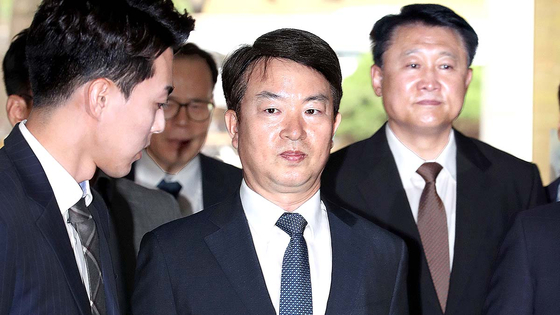 Former National Police Agency Commissioner General Kang Sin-myeong walks into Seoul Central District Court on May 15, 2019. [JOONGANG PHOTO]