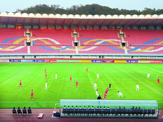 North Korea and South Korea play in a 2022 World Cup qualifer at Kim Il Sung Stadium in Pyongyang, North Korea on Oct. 15, 2019. [YONHAP] 