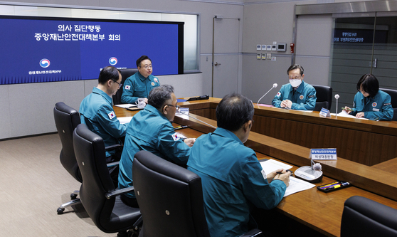 Health Minister Cho Kyoo-hong presides over a meeting at the Central Disaster and Safety Countermeasure Headquarters in Seoul on Tuesday. [YONHAP]