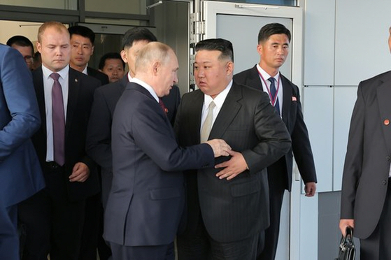 North Korean leader Kim Jong-un, right, and Russian President Vladimir Putin shake hands during Kim's visit to the Vostochny Cosmodrome in January 13, 2024. [NEWS1]