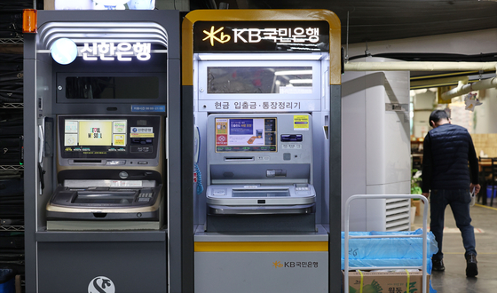Account transfers and cash withdrawals from automated teller machines (ATMs) totaled 14.85 trillion won ($11.26 billion) in January, the lowest in 19 years, according to data from the Bank of Korea on Wednesday. Pictured above are ATMs inside a restaurant in Seoul. [YONHAP]