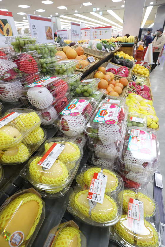 Imported fruits are displayed at a large supermarket in Seoul on Feb. 18 following increased demand due to their relative affordability compared to domestic fruits. [YONHAP]