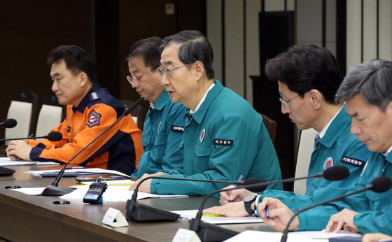 Prime Minister Han Duck-soo, center, presides over a Central Disaster and Safety Countermeasure Headquarters meeting in Sejong on Wednesday. [YONHAP] 