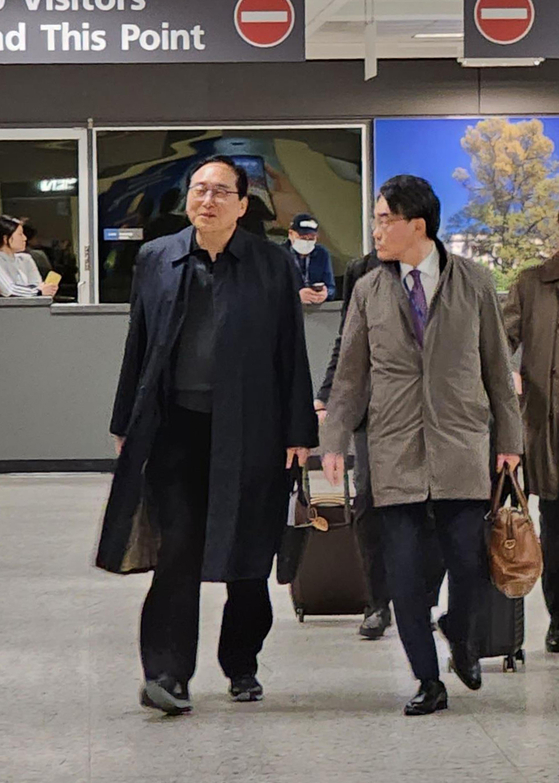 Korea's Trade Minister Cheong In-kyo is seen at the Dulles International Airport in Washington D.C. on Tuesday. [YONHAP]