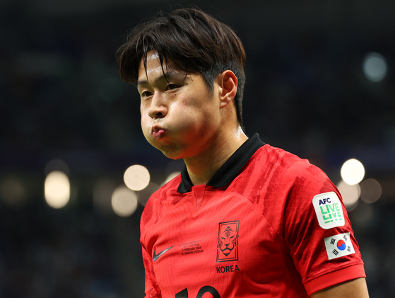 Lee Kang-in heads to the bench in stoppage time during the match between Korea and Australia at the Asian Cup in Qatar in February. [YONHAP]