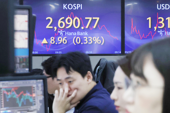 Screens in Hana Bank's trading room in central Seoul shows the stock market price as it opens on Wednesday. [NEWS1]