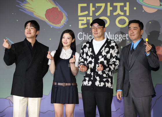 The cast and crew of ″Chicken Nugget″ attend a press conference at the Konkuk University Entrance branch of Lotte Cinema in Gwangjin District, eastern Seoul, on Wednesday. From left are actors Ahn Jae-hong and Kim You-jung, director Lee Byeong-heon and actor Ryu Seung-ryong. [YONHAP]