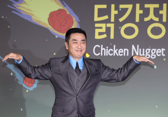 Actor Ryu Seung-ryong attends a press conference for the upcoming Netflix original comedy series "Chicken Nugget" at the Konkuk University Entrance branch of Lotte Cinema in Gwangjin District, eastern Seoul, on Wednesday. [YONHAP]