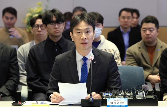 Financial Supervisory Service Gov. Lee Bok-hyun speaks during a panel discussion event with retail investors held in western Seoul on Wednesday. [YONHAP]