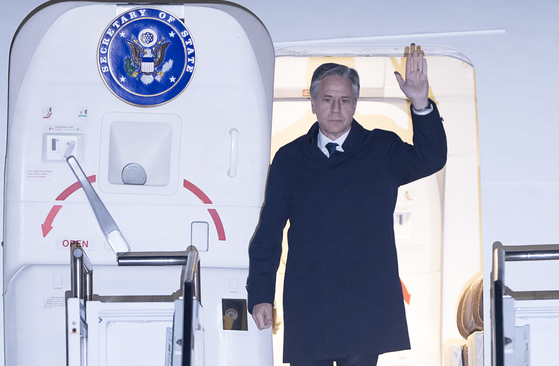 U.S. Secretary of State Antony Blinken waves as he departs a plane at Osan Air Base in Pyeongtaek, Gyeonggi, on Nov. 18, 2023. [YONHAP]