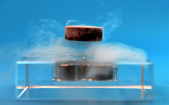 A superconductor during an experiment at low temperature at the Korea Basic Science Institute in Daejeon. [KIM SUNG-TAE]
