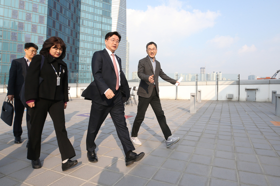 Yun Won-sok, the commissioner of Incheon Free Economic Zone Authority, second to right, visits Incheon Startup Park in Songdo, Incheon. [INCHEON FREE ECONOMIC ZONE AUTHORITY]