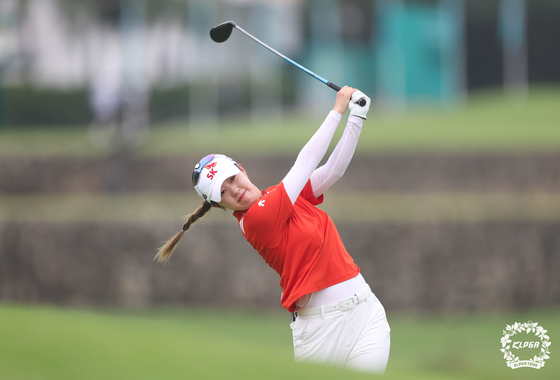 Kim Jae-hee hits a shot during the Hana Financial Group Singapore Women’s at the Tanah Merah Country Club in Singapore on March 8. [YONHAP]