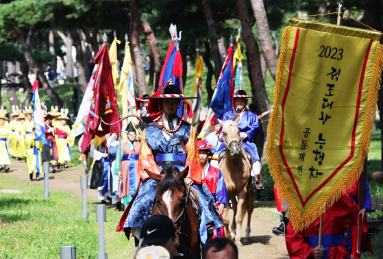 A ceremonial walk on King Jeongjo's royal tomb in Suwon, Gyeonggi, as part of the Suwon Hwaseong Cultural Festival on Oct. 9, 2023 [YONHAP]