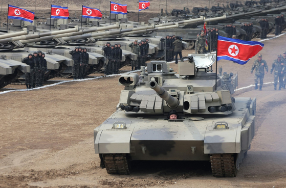 North Korean leader Kim Jong-un drives one of the new battle tanks unveiled by Pyongyang's state media in this photo released on Thursday by the Rodong Sinmun, the official newspaper of the ruling Workers' Party. [NEWS1]