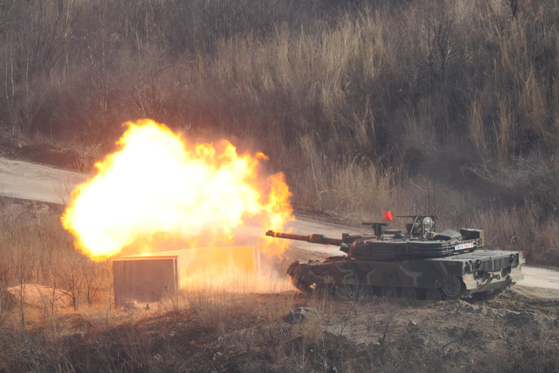 A K-1A2 battle tank from the South Korean Army's Capital Mechanized Infantry Division fires a round during a field drill involving U.S. military engineers in Pocheon, Gyeonggi, on Thursday, the last day the allies' Freedom Shield joint exercise. [JOINT PRESS CORPS]