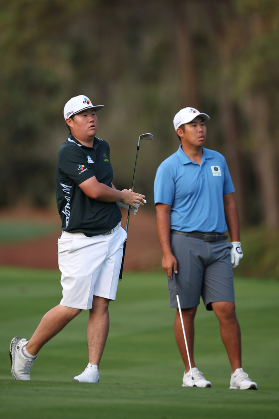 Korea's Im Sung-jae follows his shot on the 10th hole as Korea's An Byeong-hun looks on during a practice round ahead of The Players Championship on The Stadium Course at TPC Sawgrass on Wednesday in Ponte Vedra Beach, Florida. [GETTY IMAGES]