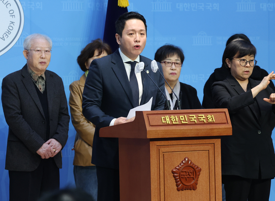 Lim Tae-hoon, former director of the Center of Military Human Rights Korea, speaks in a press conference held at the National Assembly in Yeouido, western Seoul, on March 4. [NEWS1]