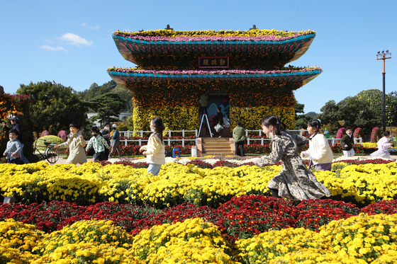 Grand Chrysanthemum Festival is held every fall in Hampyeong County, South Jeolla. Shown in the image is the festival's 2022 edition. [YONHAP]
