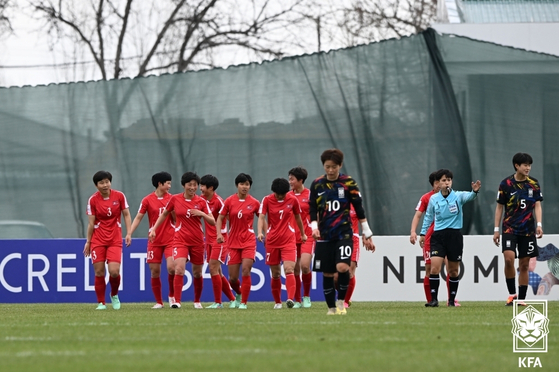 The U-20 South Korean women’s national team players, in black, react after losing 3-0 to North Korea in the semifinal at the AFC U-20 Women’s Asian Cup at Dustlik Stadium in Tashkent, Uzbekistan on Wednesday. [NEWS1]