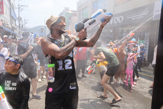 Tourists and locals participate in the annual Jangheung Water Festival in Jangheung County, South Jeolla. Shown in the image is the festival's 2022 edition. [JOONGANG PHOTOS]