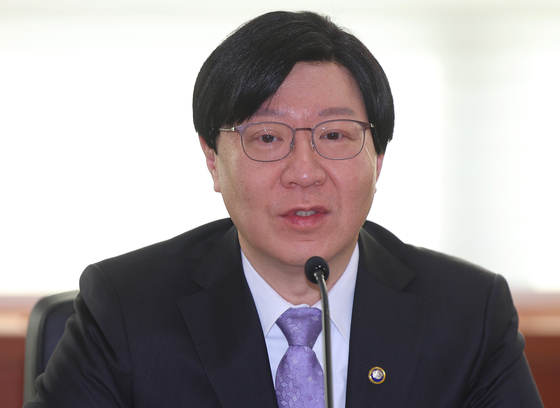Financial Services Commission Vice Chairman Kim So-young speaks in a conference with institutional investors in western Seoul on Thursday. [YONHAP] 