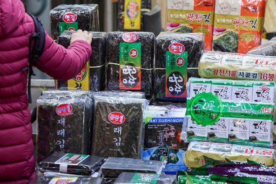 Amid soaring seafood prices, the wholesale price of gim (dried seaweed) per bundle jumped 38 percent on year to 9,072 won ($6.89), according to Korea Agro-Fisheries & Food Trade Corporation on Thursday. [YONHAP]